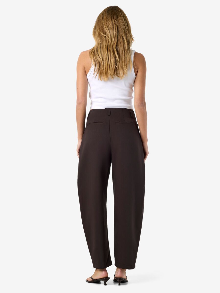 Carousel image - PANTALONES FIT CORTE BARREL, Chocolate Brown | 3