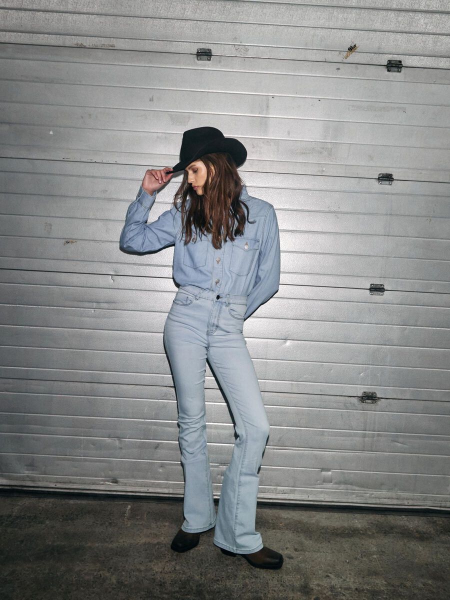 Noisy May NMSALLIE FLARED JEANS, Light Blue Denim, highres - 27032377_LightBlueDenim_008.jpg