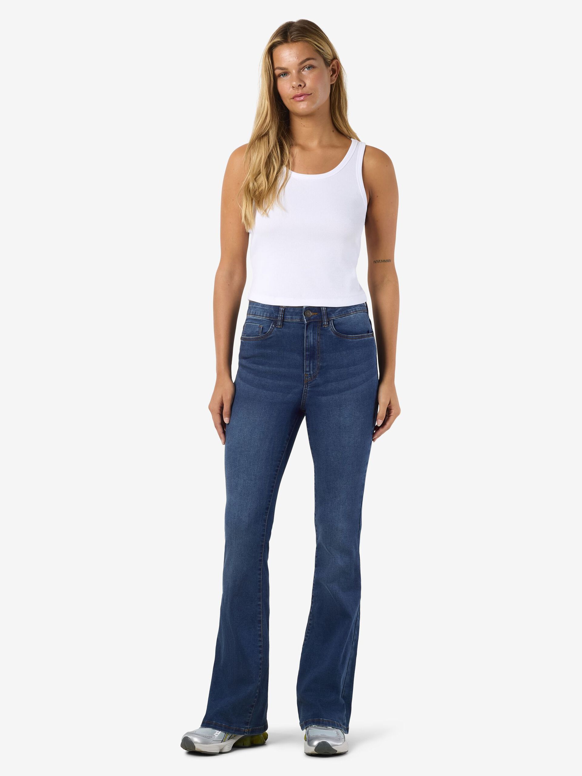 Carousel image - NMSALLIE FLARED JEANS, Medium Blue Denim | 5