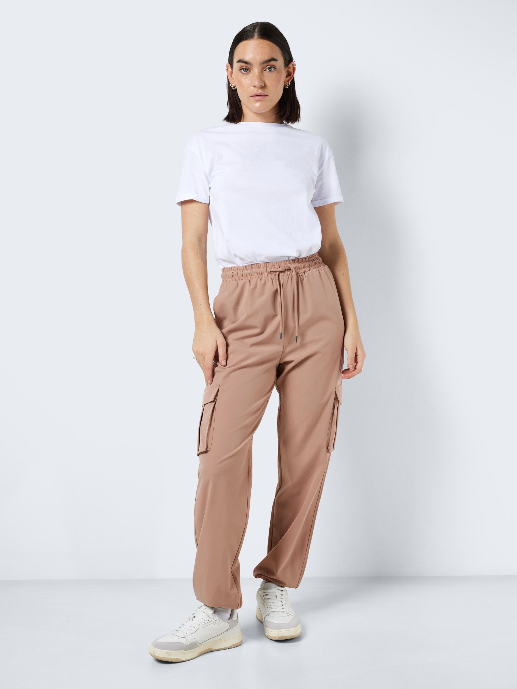 Find your new trousers from Noisy May online