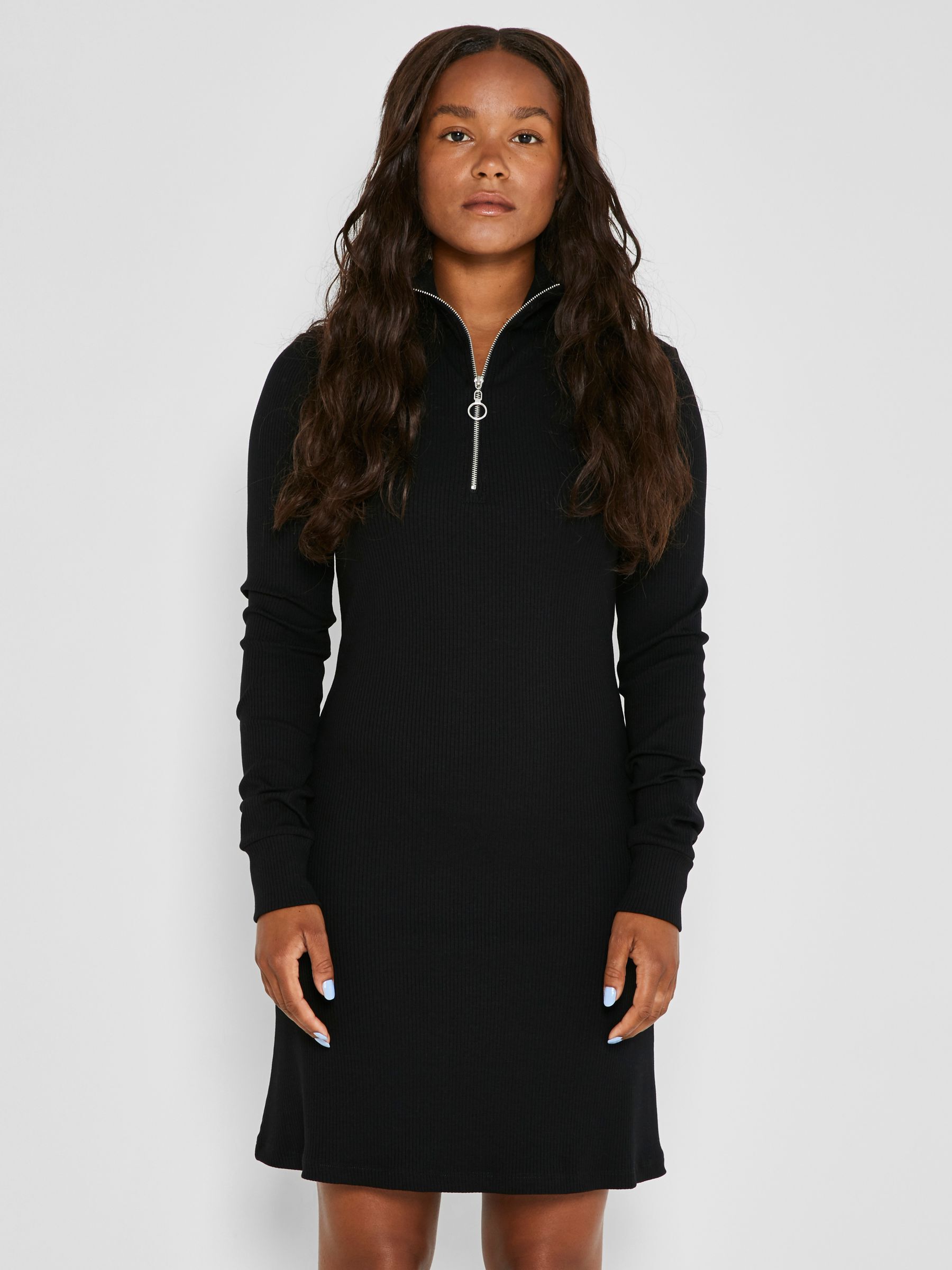 Robe noir courte manche longue 2025